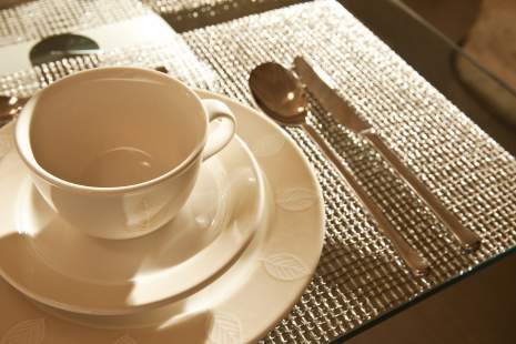Couverts et tasse pour un petit-déjeuner à l'Hôtel Caron Le Marais, Hôtel de Charme près de la Place des Vosges à Paris